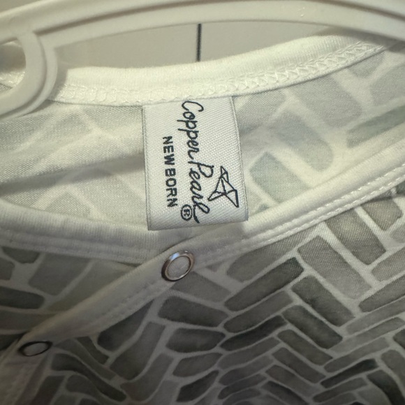 Copper Pearl newborn unisex knotted gown - Picture 4 of 5